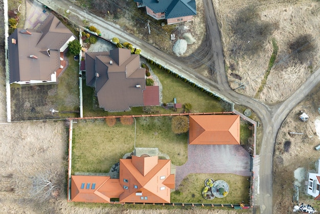 Vue aérienne d'une maison d'habitation avec jardin en zone rurale suburbaine