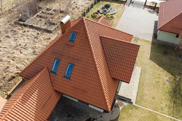 Vue aérienne d'une maison d'habitation avec jardin en zone rurale suburbaine