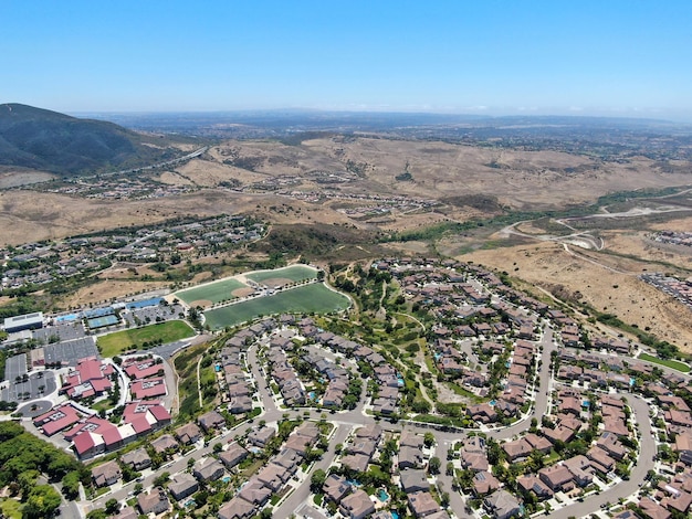 Vue aérienne de la maison de luxe de subdivision moderne résidentielle en Californie du Sud