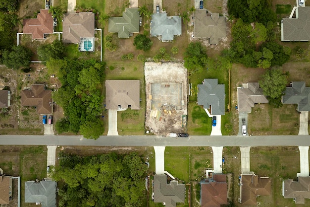 Vue aérienne d'une maison privée de banlieue avec charpente en bois en construction dans une zone rurale calme de Floride