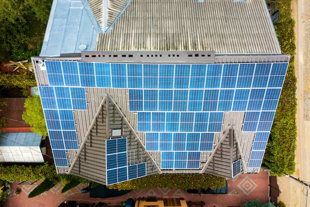 Vue aérienne d'une maison privée avec panneaux solaires photovoltaïques pour produire de l'électricité propre sur le toit. Concept de maison autonome.