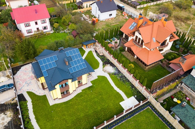 Vue aérienne d'une maison rurale privée avec panneaux solaires photovoltaïques.