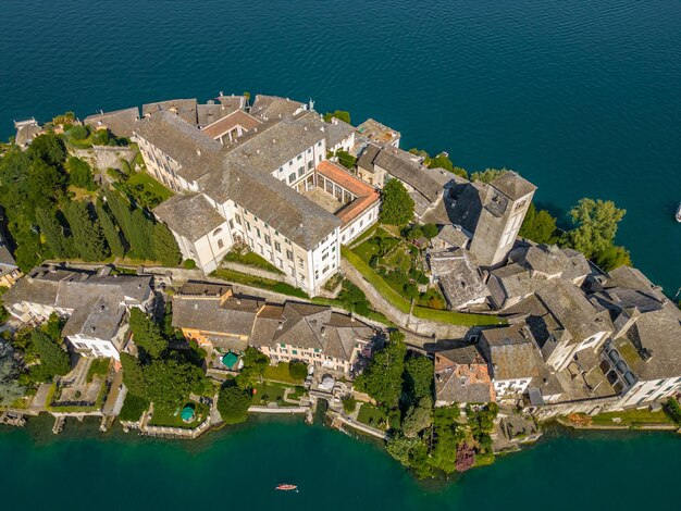 Photo vue aérienne d'une maison surplombant un lac