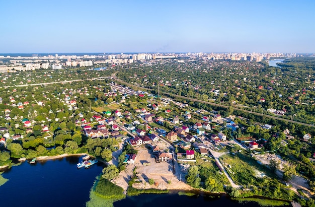 Vue aérienne de maisons au bord du Dniepr à Kiev la capitale de l'Ukraine avant la guerre avec la Russie