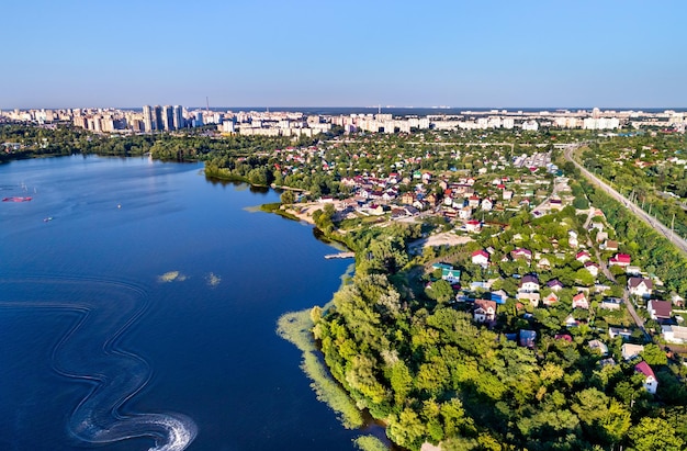 Vue aérienne de maisons au bord de la rivière dniepr à kiev ukraine