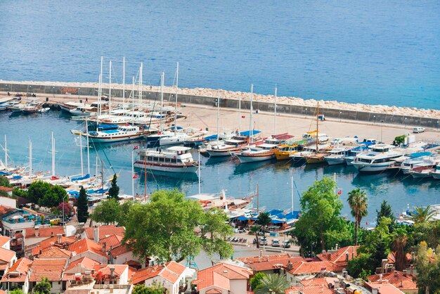 Vue aérienne des maisons aux toits de tuiles rouges et des yachts à la marina