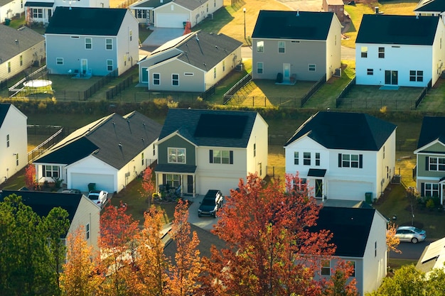 Photo vue aérienne de maisons étroitement emballées dans la région résidentielle de caroline du sud des maisons familiales nouvelles comme exemple de développement immobilier dans les banlieues américaines