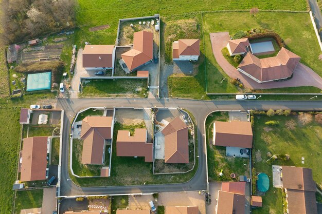 Vue aérienne de maisons d'habitation dans une zone rurale de banlieue verte
