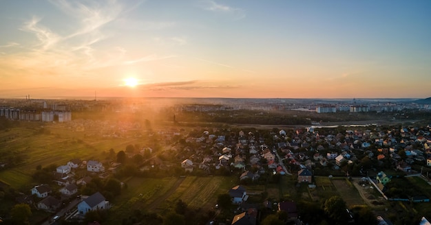 Vue aérienne de maisons d'habitation en zone rurale suburbaine au coucher du soleil