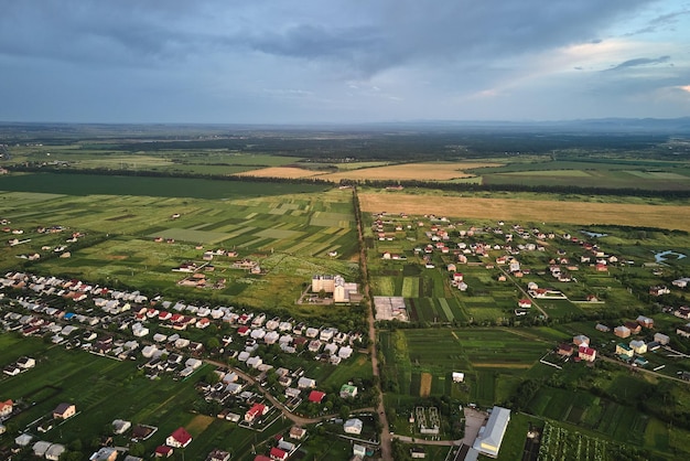 Vue aérienne de maisons d'habitation en zone rurale suburbaine au coucher du soleil