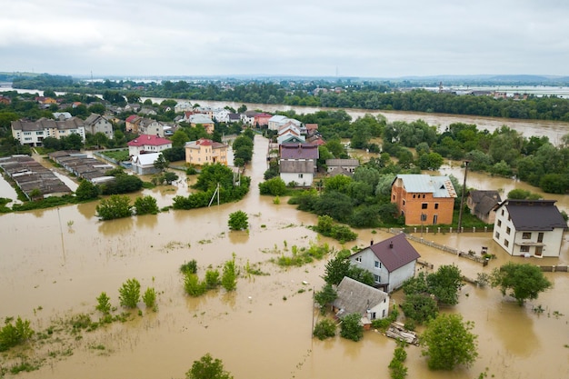 Vue aérienne de maisons inondées avec de l'eau sale de la rivière Dnister dans la ville de Halych dans l'ouest de l'Ukraine