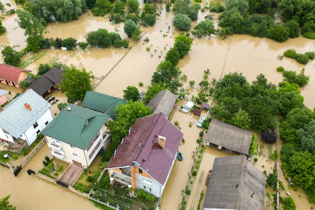 Vue aérienne de maisons inondées avec de l'eau sale de la rivière Dnister dans la ville de Halych dans l'ouest de l'Ukraine