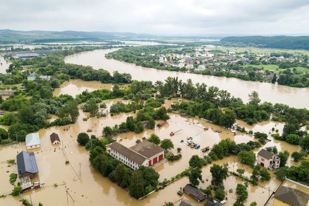 Vue aérienne de maisons inondées avec de l'eau sale de la rivière Dnister dans la ville de Halych