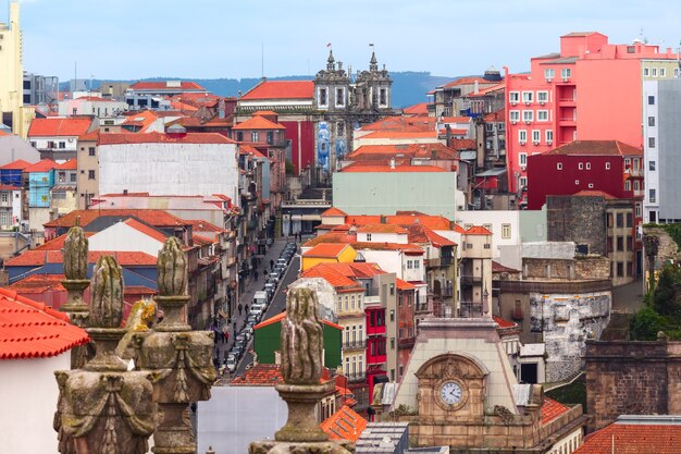 Photo vue aérienne avec les maisons pittoresques multicolores traditionnelles et l'église igreja de santo ildefonso dans la vieille ville de porto pendant la journée ensoleillée, portugal