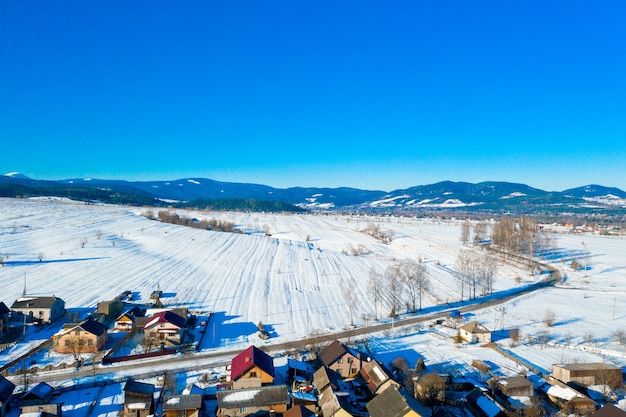 Vue aérienne sur les maisons privées en hiver.