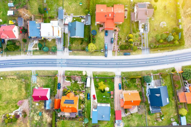 Photo vue aérienne des maisons privées et des routes village du secteur privé