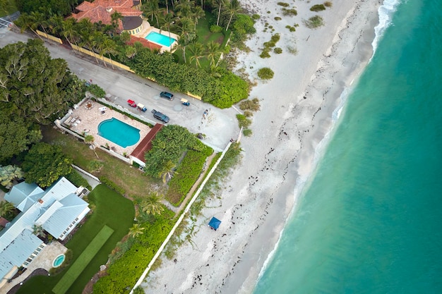 Vue aérienne de maisons résidentielles chères dans la petite ville insulaire de Boca Grande sur l'île de Gasparilla dans le sud-ouest de la Floride Maisons de rêve américaines comme exemple de développement immobilier dans les banlieues américaines