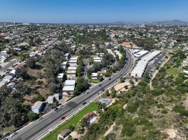 Vue aérienne de maisons résidentielles et de condos dans le quartier sud de San Diego, en Californie, aux États-Unis.