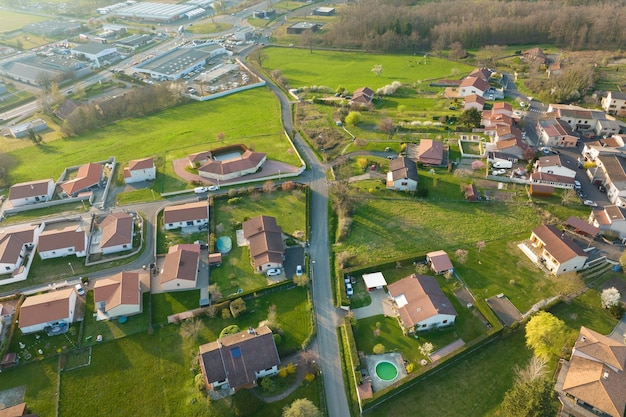 Vue aérienne de maisons résidentielles dans une zone rurale de banlieue verte