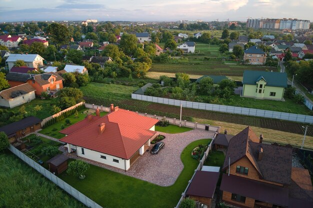 Vue aérienne de maisons résidentielles en zone rurale suburbaine