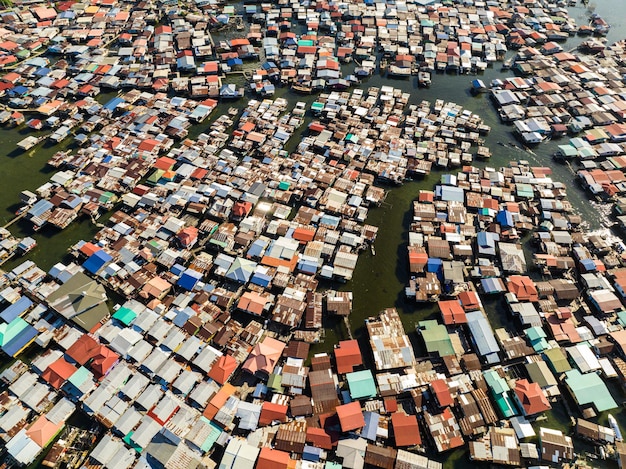 Vue aérienne de maisons situées sur l'eau dans la ville de Semporna Bornéo Sabah Malaisie