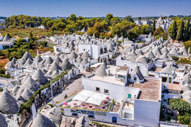 Vue aérienne des maisons trulli traditionnelles à Arbelobello, province de Bari, région des Pouilles, Italie