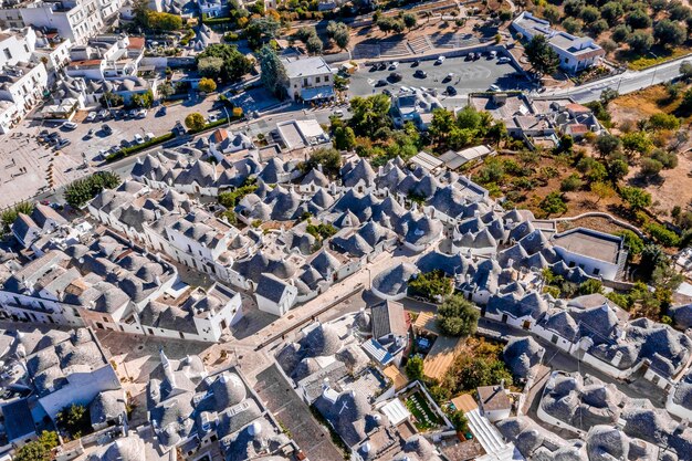 Vue aérienne des maisons trulli traditionnelles à Arbelobello, province de Bari, région des Pouilles, Italie