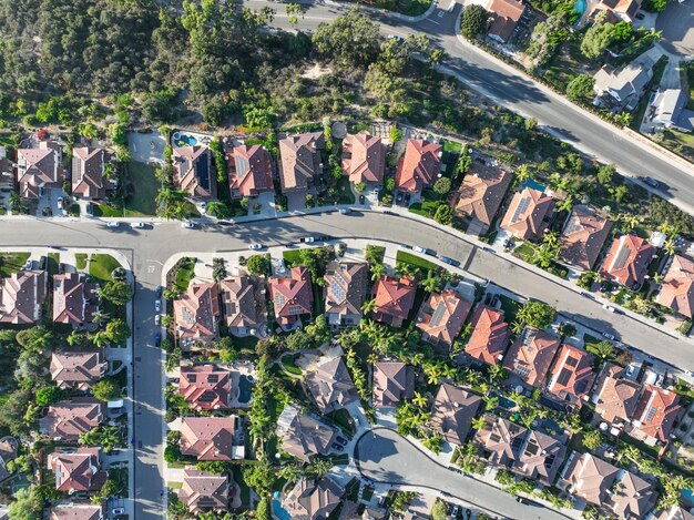 Vue aérienne des maisons de Vista Carlsbad dans le comté nord de San Diego, en Californie, aux États-Unis.