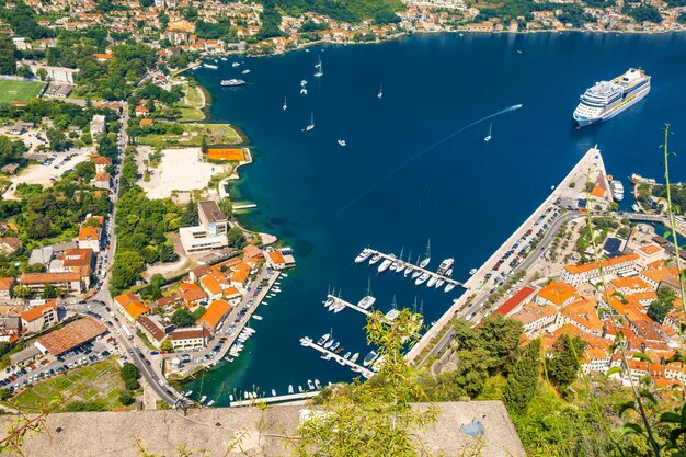 Vue aérienne de la marina de la baie de Kotor et de la vieille ville depuis la montagne de Lovcen, au Monténégro, dans le fjord adriatique.