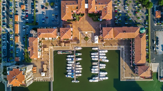 Vue aérienne de la marina avec des bateaux et des yachts sur le port du quartier résidentiel moderne d'en haut