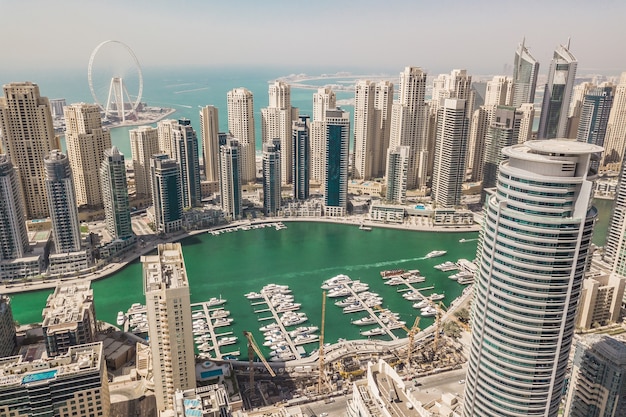 Vue aérienne de la marina de Dubaï. C'est un grand quartier à la mode à Dubaï