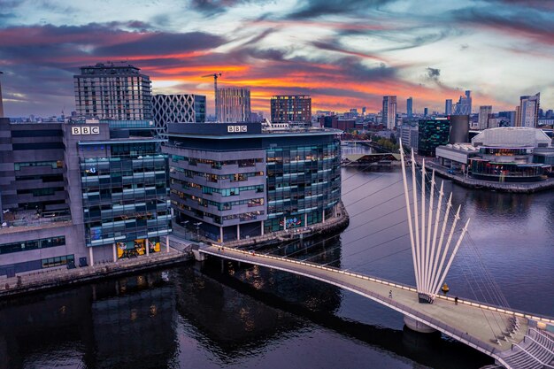 Photo vue aérienne de media city au royaume-uni sur les rives du manchester au crépuscule