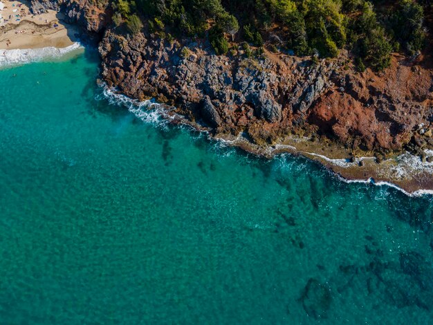 vue aérienne de la mer et de la côte avec drone