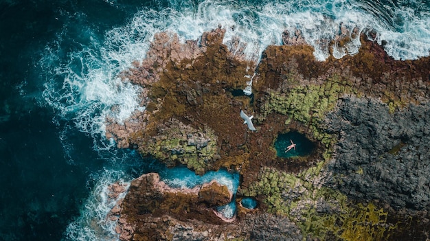 Vue aérienne de la mer et des formations rocheuses