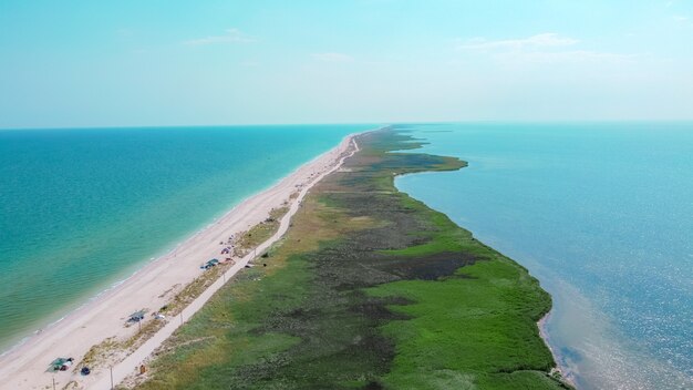 Vue aérienne de la mer de plage séparée par le panorama de la côte de sable des zones vertes de la plage de sable blanc du littoral