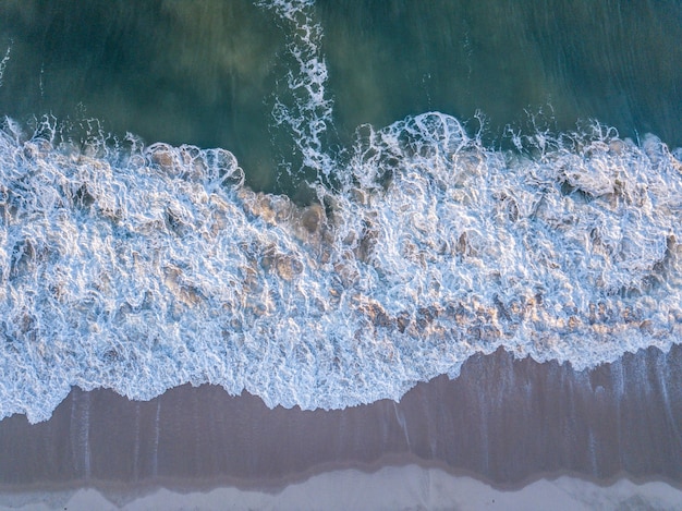 Photo vue aérienne de la mer et de la plage