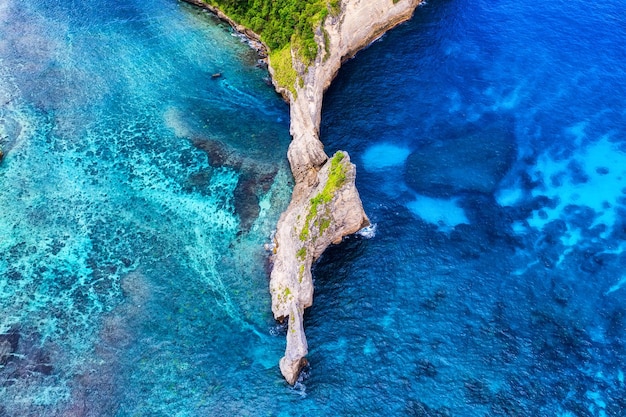 Vue aérienne sur la mer et les rochers Fond bleu de l'eau depuis la vue de dessus Paysage marin d'été depuis l'air Image de voyage