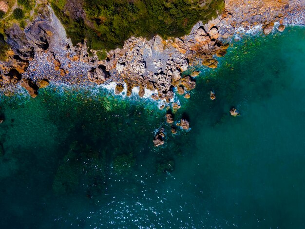 Vue aérienne de la mer et des rochers