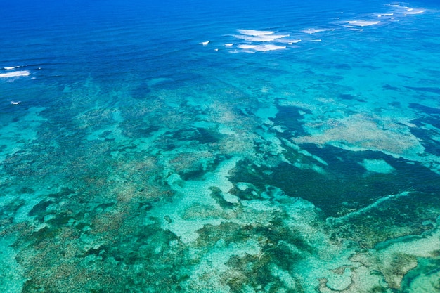 Vue aérienne de la mer turquoise des Caraïbes