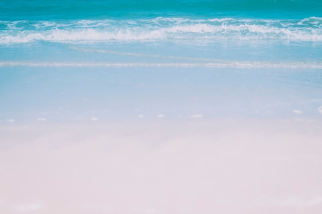 Vue aérienne de la mer, vue de dessus, fond de nature incroyable. La couleur de l'eau et l'eau claire magnifiquement lumineuse. Belle plage et vagues de la mer