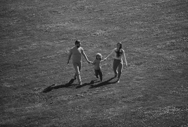 Vue aérienne de la mère père et fils enfant s'amusant à l'extérieur au parc d'été