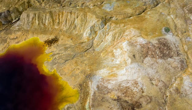 Vue aérienne de la mine de cuivre à ciel ouvert abandonnée à Sia, Chypre. Les couleurs inhabituelles proviennent de dépôts de sulfure massifs dans la région