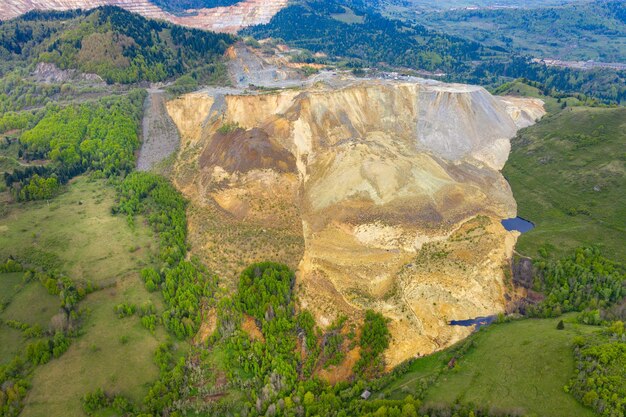 Photo vue aérienne de la mine de cuivre à ciel ouvert de rosia poieni