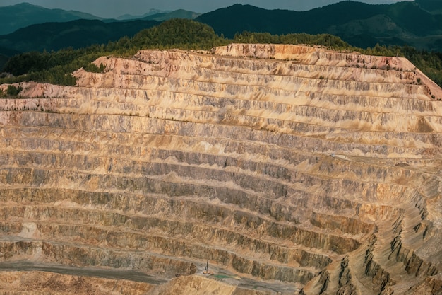Vue aérienne de la mine de cuivre à Rosia Poieni en Roumanie