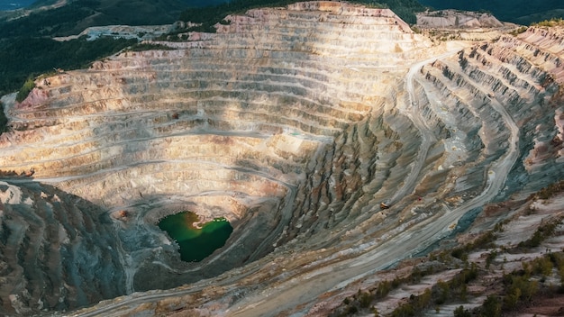 Vue aérienne de la mine de cuivre à Rosia Poieni en Roumanie