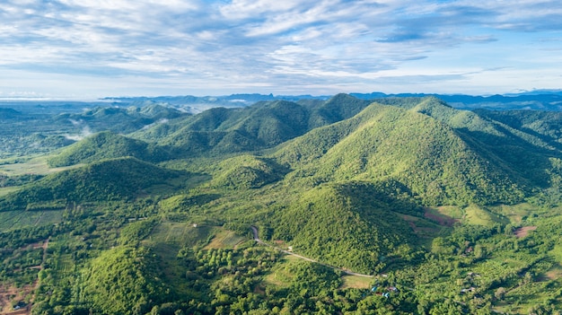 Vue aérienne de la montagne autour du barrage de Kaeng Krachan