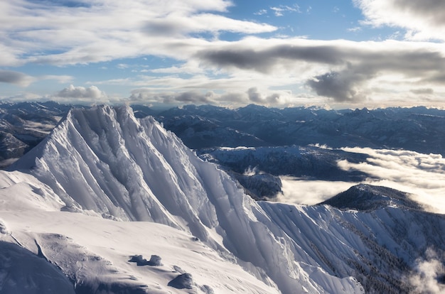 Vue aérienne de la montagne canadienne couverte de neige