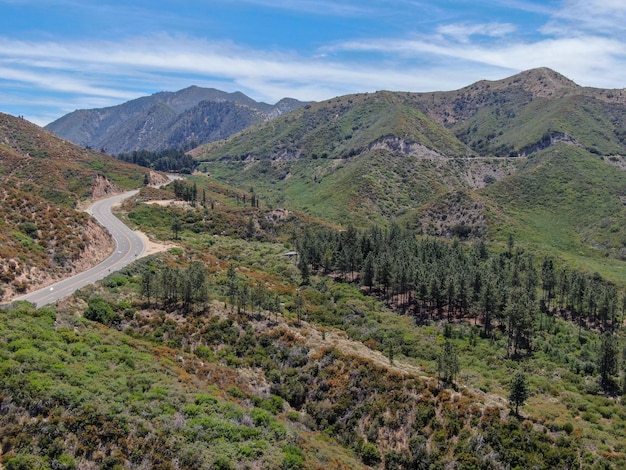 Vue aérienne de la montagne des forêts nationales d'Angeles en Californie aux États-Unis Montagne verte