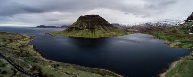 Vue aérienne de la montagne Kirkjufell en Islande