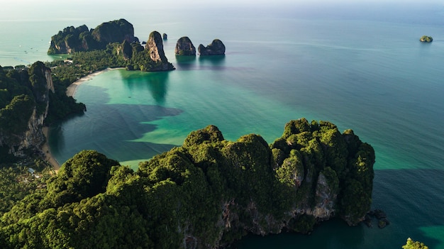 Vue aérienne de montagne et plage ou bord de mer à Krabi en Thaïlande